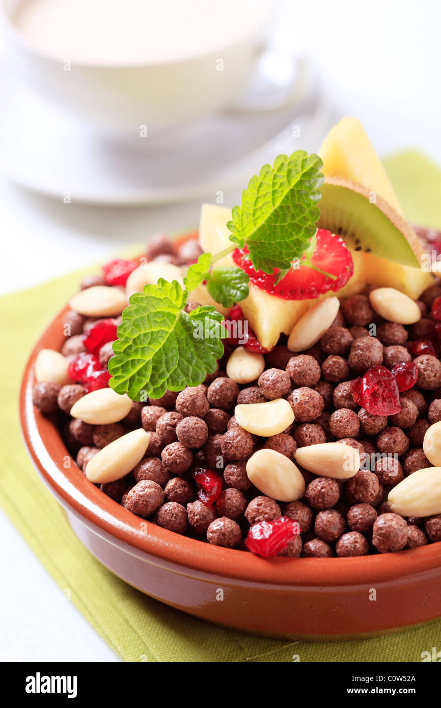 Céréales pour petit déjeuner au chocolat avec des amandes et des fruits Banque D'Images