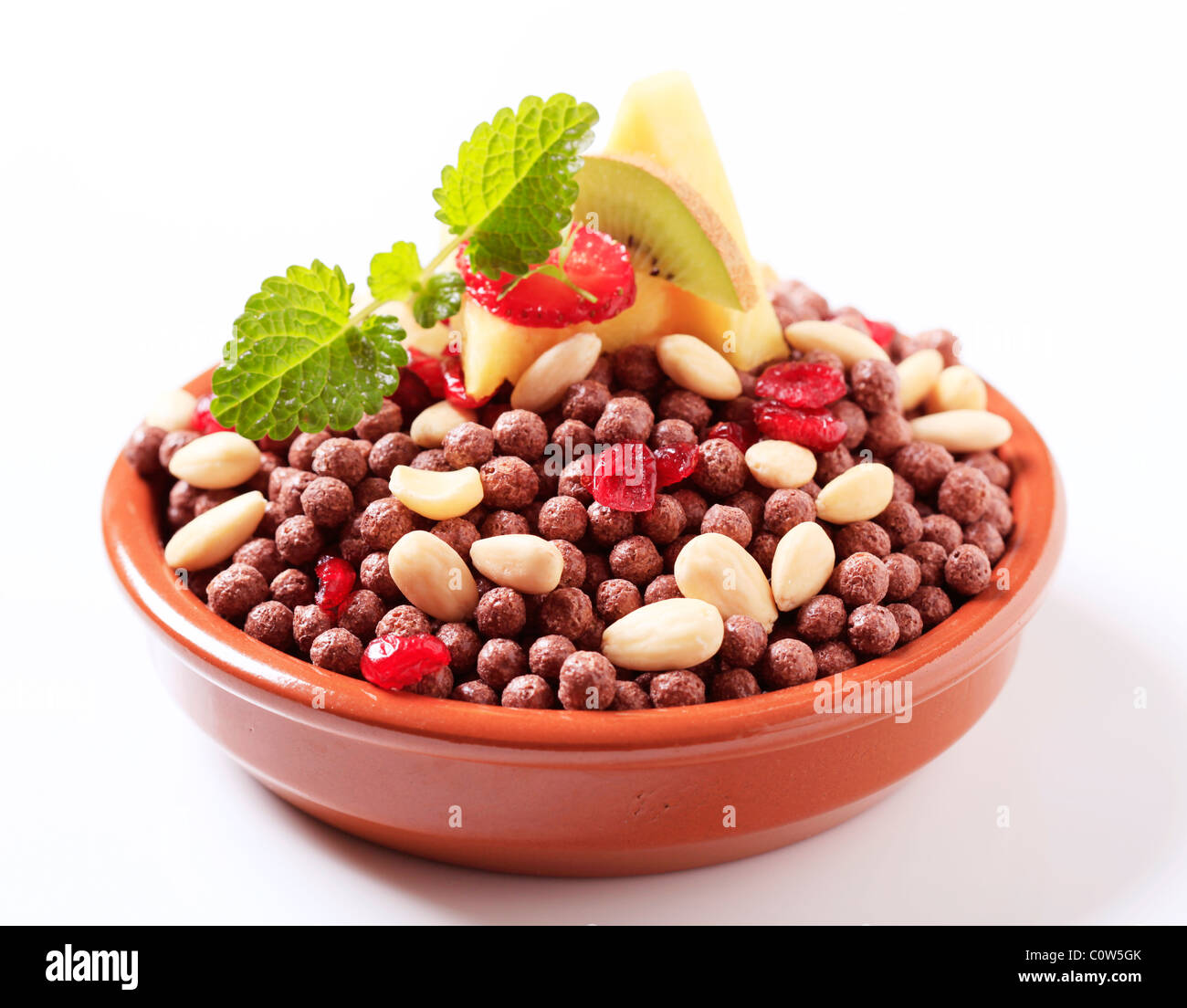 Céréales pour petit déjeuner au chocolat avec des amandes et des fruits Banque D'Images
