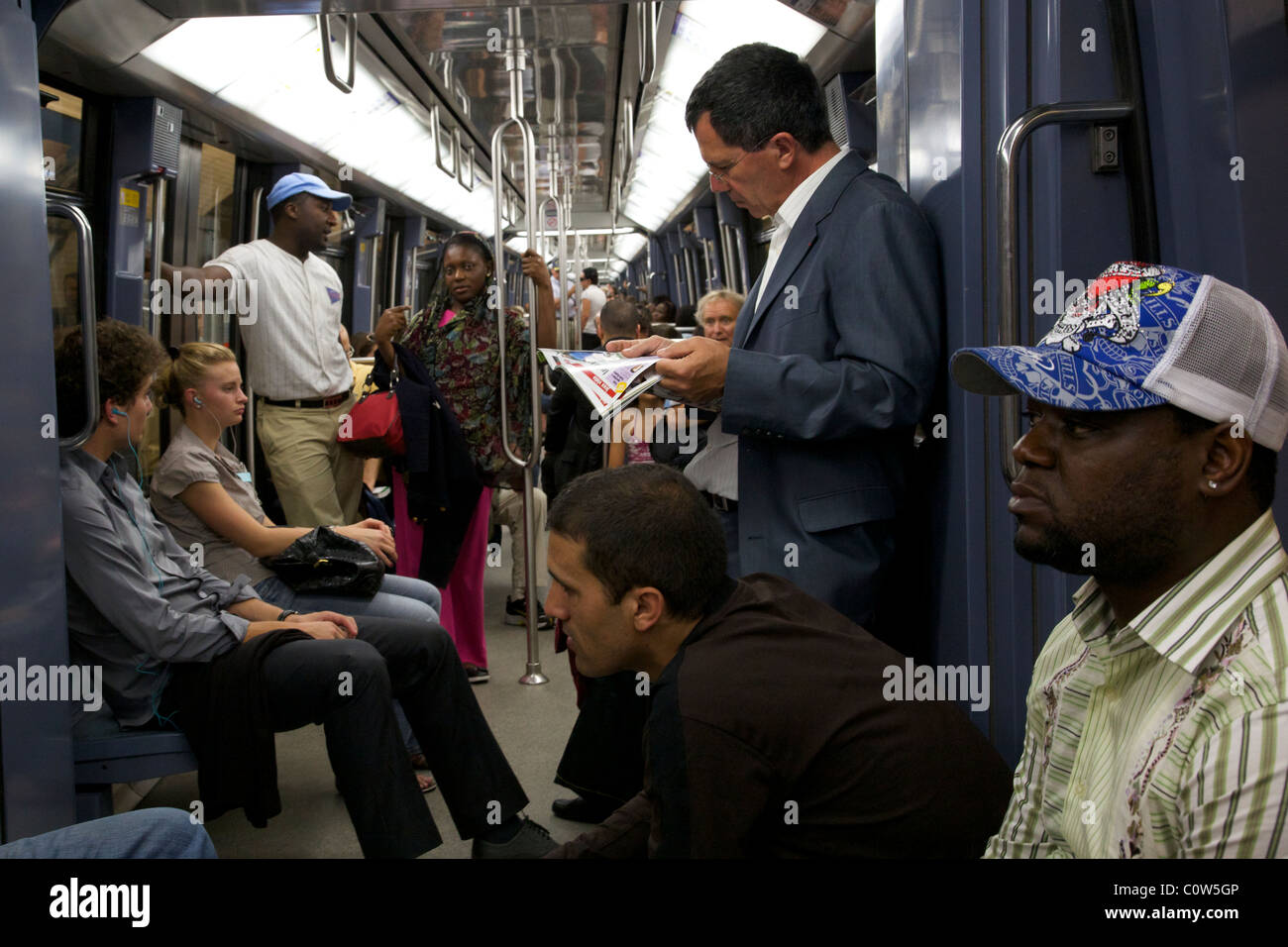 Les voyageurs d'un train sur le métro de Paris Banque D'Images