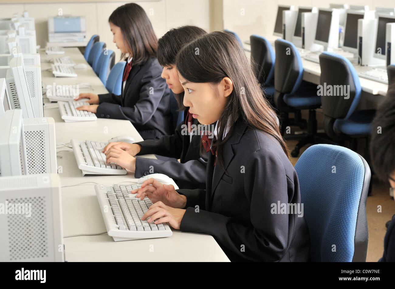 Les élèves du secondaire qui étudient avec ordinateur personnel Banque D'Images
