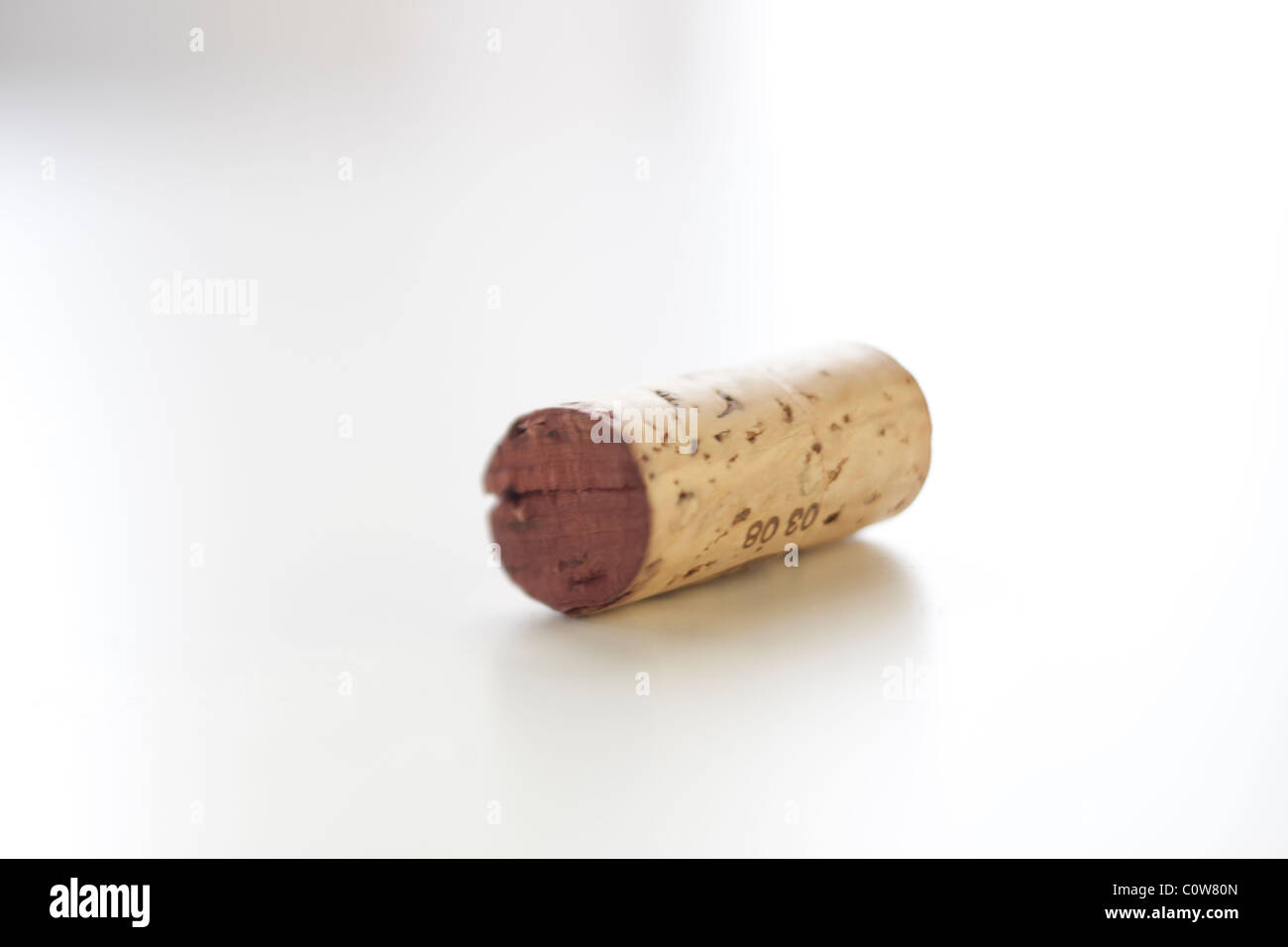 Wine cork sur surface blanche Banque D'Images