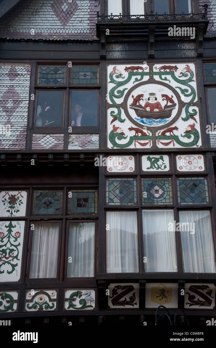 Deux personnes visible dans une fenêtre d'un lieu patrimonial, hautement décoré building Banque D'Images