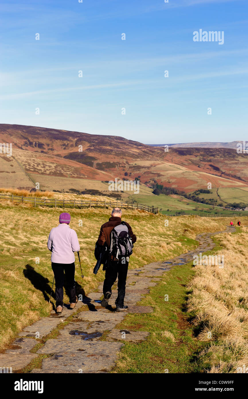 Les marcheurs mam tor Derbyshire peak district england uk Banque D'Images