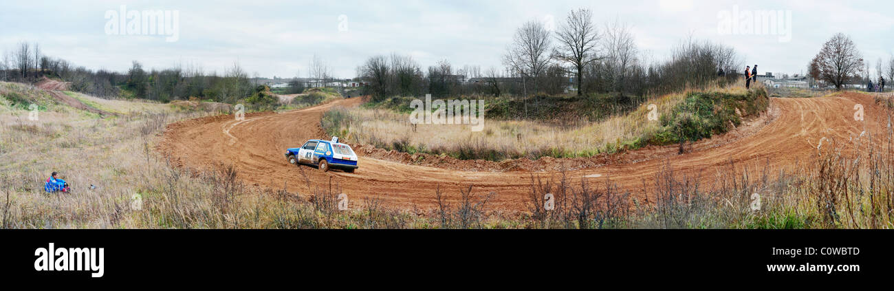 Voiture de course brisée sur une route de sable tour. Banque D'Images