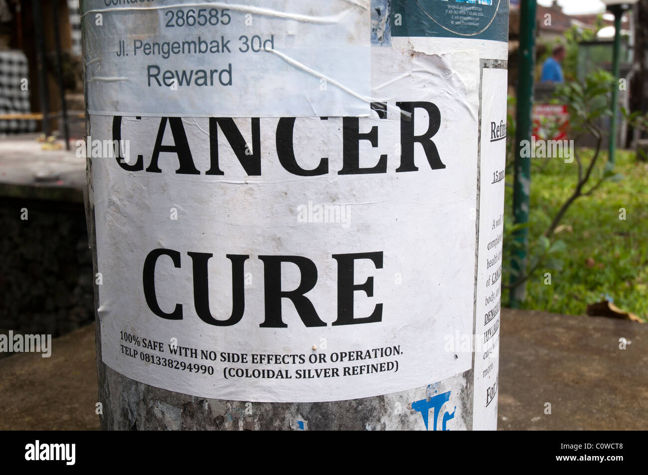 Une affiche publicitaire de soigner le cancer à Bali, Indonésie Banque D'Images