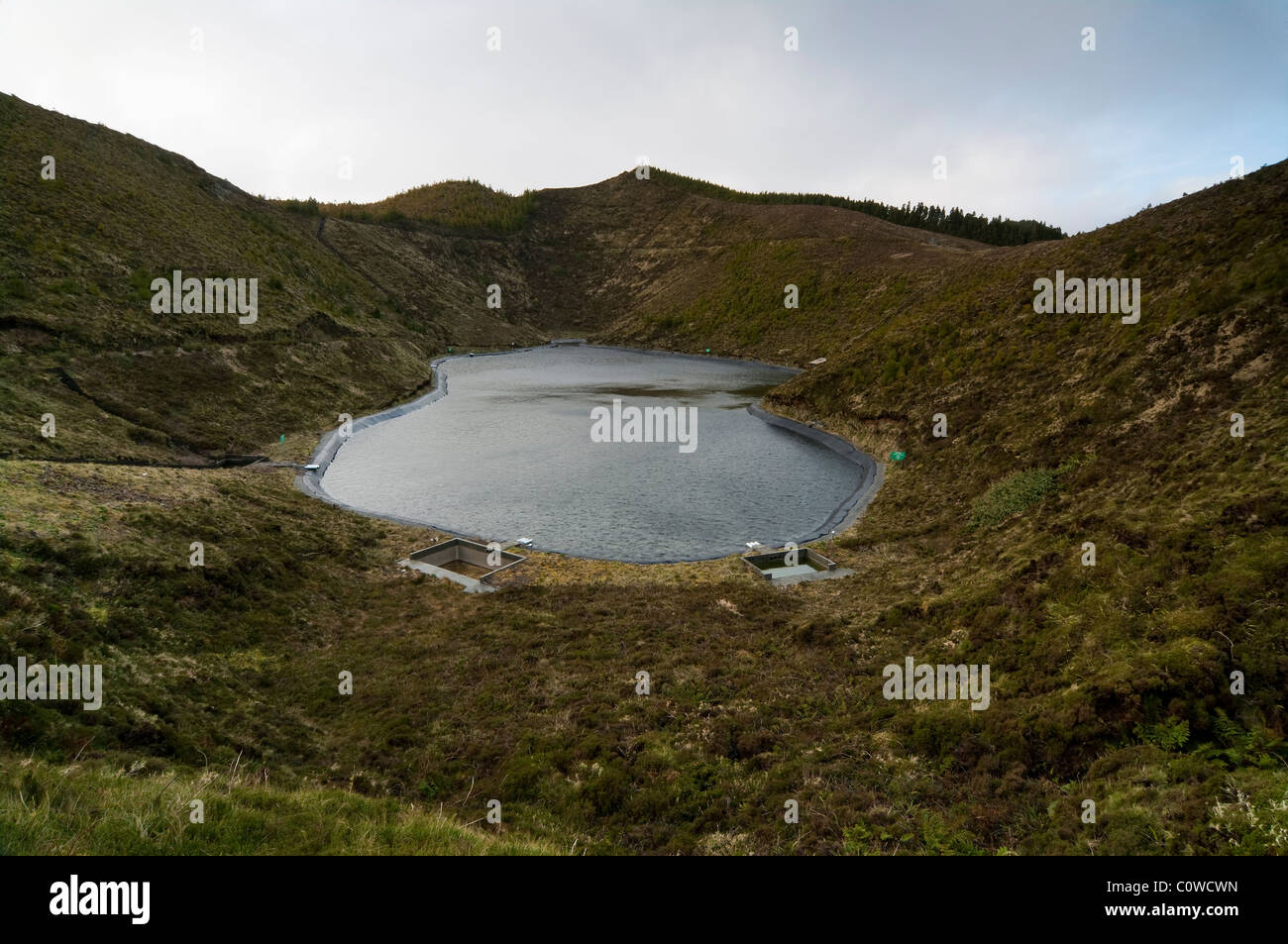 Réservoir d'eau dans un cadre montagneux volcanique près de Ponta Delgada, sur l'île de São Miguel, Açores, Portugal. Banque D'Images