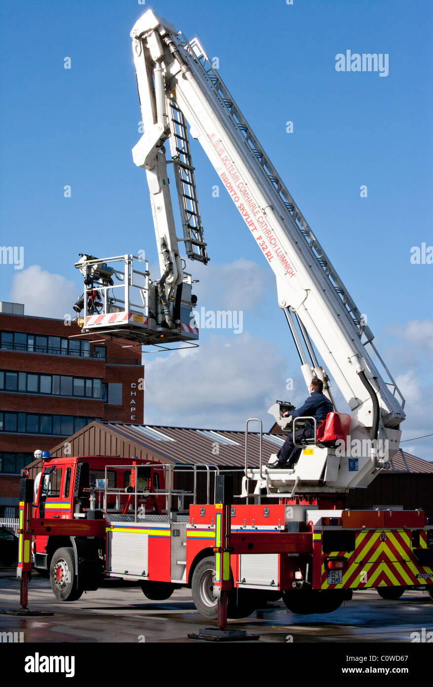 Service d'incendie et de sauvetage de Limerick Skylift plate-forme d'accès haut Banque D'Images