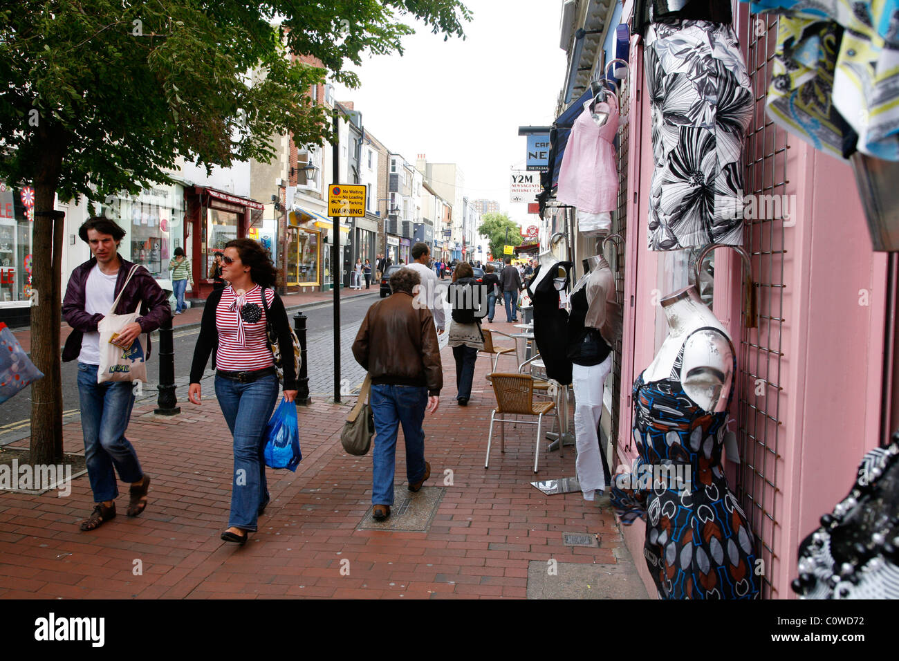 Gardner street avec ses nombreux magasins et cafés à North Laine, Brighton, Angleterre, Royaume-Uni. Banque D'Images