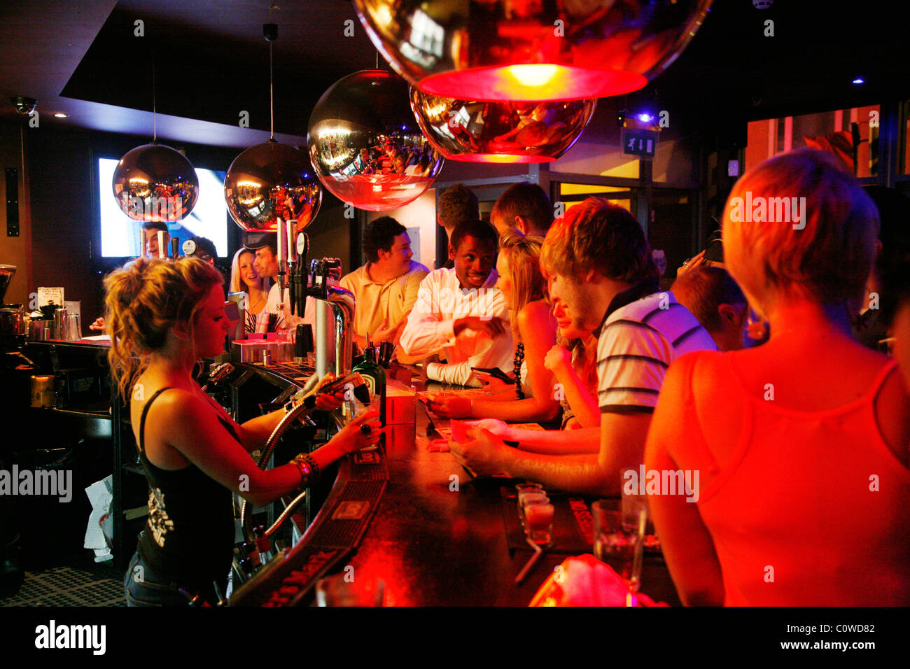 Les gens au bar à oxygène, Brighton, Angleterre, Royaume-Uni. Banque D'Images