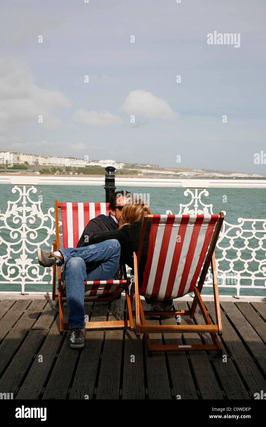 Couple à la jetée de Brighton, Brighton, Angleterre, Royaume-Uni. Banque D'Images