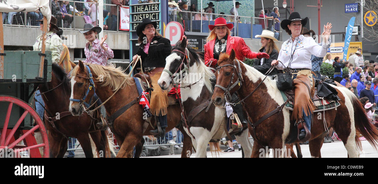Cowgirls équitation sur leur cheval. Banque D'Images