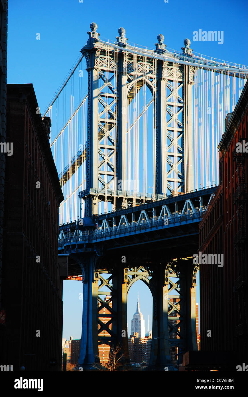 L'Empire State Building est encadrée sous la voûte de la Manhattan Bridge Banque D'Images