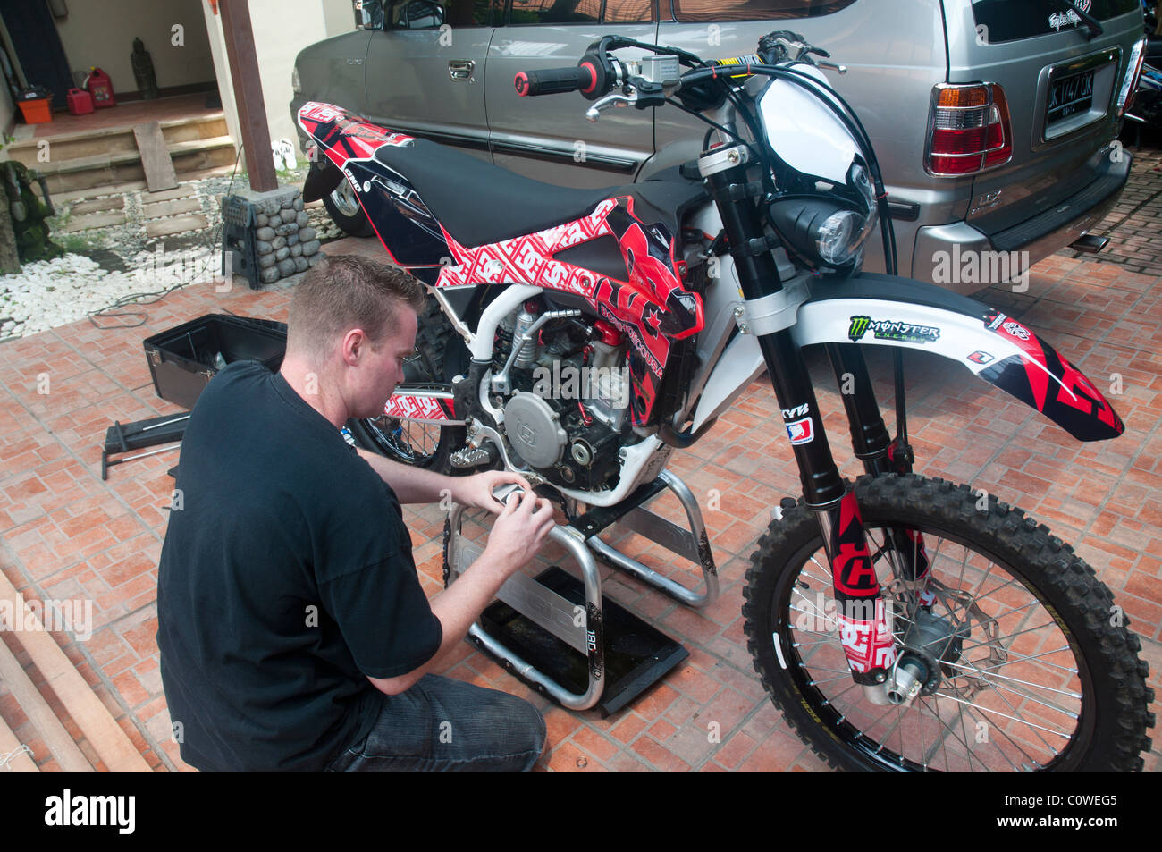 Remplacement du filtre à huile à moteur Husqvarna cross bike Banque D'Images