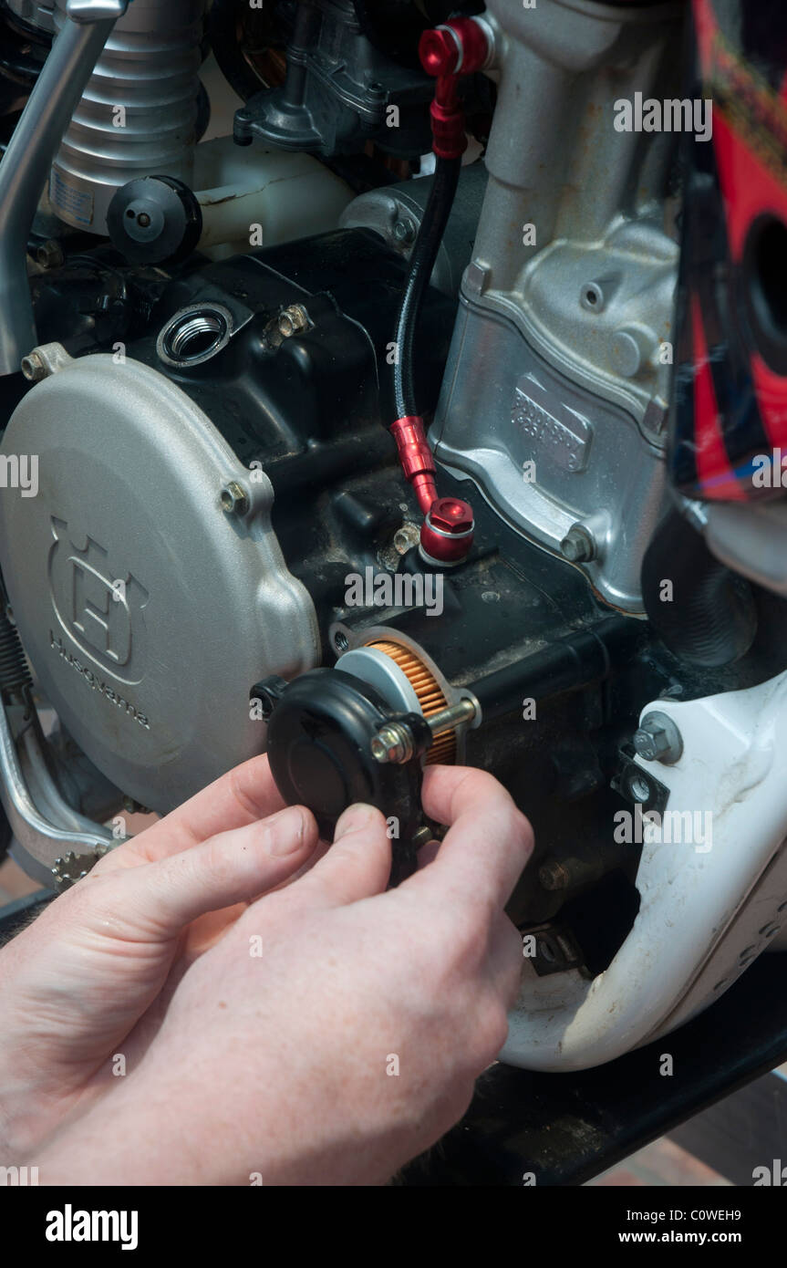 Remplacement du filtre à huile à moteur Husqvarna cross bike Banque D'Images