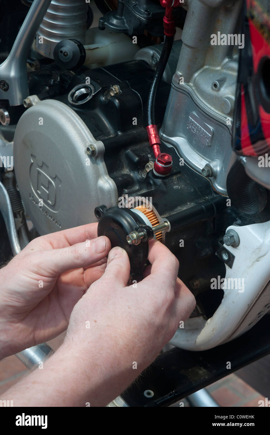 Remplacement du filtre à huile à moteur Husqvarna cross bike Banque D'Images