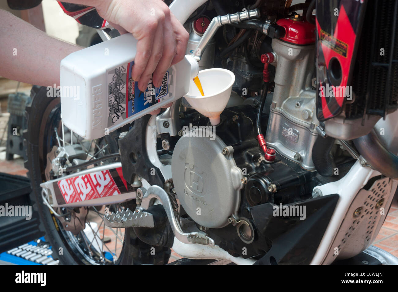 En remplacement de l'huile moteur Husqvarna cross bike Banque D'Images