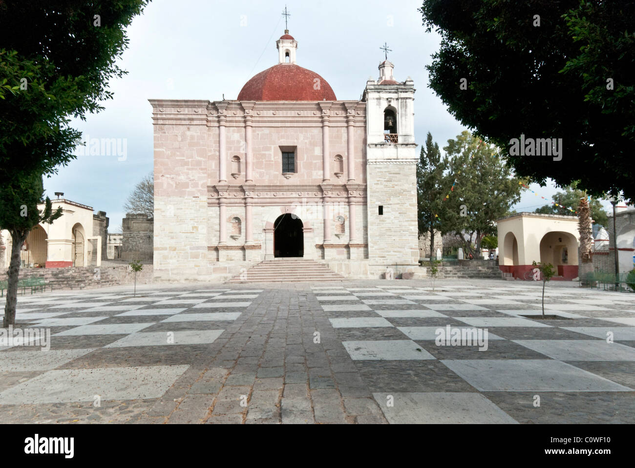 Façade d'entrée de l'église San Pablo avec incorporated ruines zapotèques visible à Mitla arrière gauche l'état d'Oaxaca au Mexique Banque D'Images