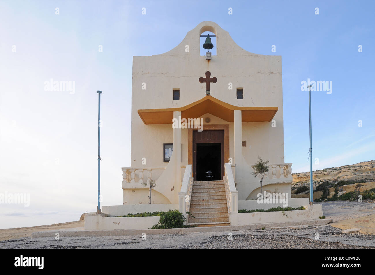 Chapelle St Anne à Dwejra à Gozo. Une chapelle moderne méditerranéenne typique construit sur une haute crête visité par de nombreux touristes. Banque D'Images