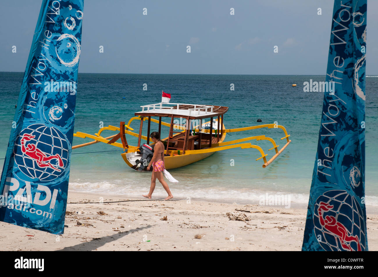 Bateau de plongée à fond de verre peint aux couleurs vives sur la plage de Gili Trawangan, une petite île au large de Lombok, en Indonésie Banque D'Images