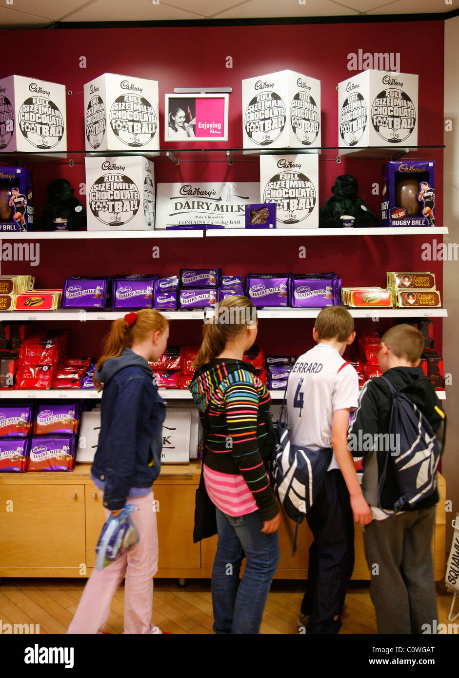 Les enfants à l'usine de chocolat du monde Cudbury, Birmingham, Angleterre, Royaume-Uni. Banque D'Images