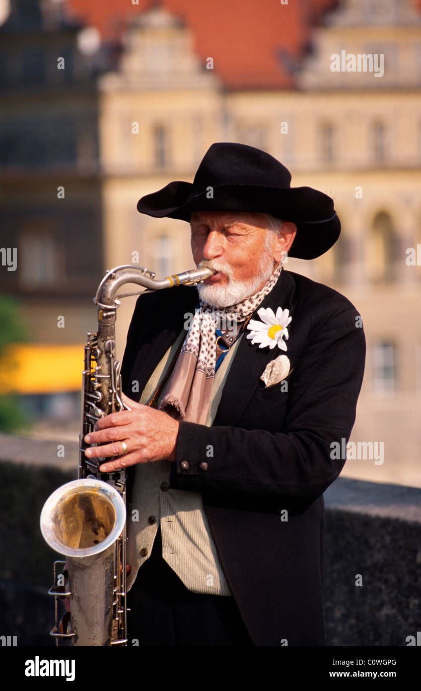 Musicien sur Charles-Bridge, Prague, République tchèque, Patrimoine Mondial Banque D'Images