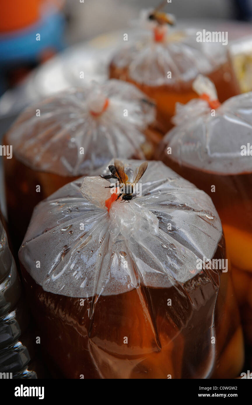 Les racines de lotus verre avec des châtaignes d'eau (NAM) rakbua , boisson à base d'herbes thai chinois, Chinatown , Bangkok, Thaïlande Banque D'Images