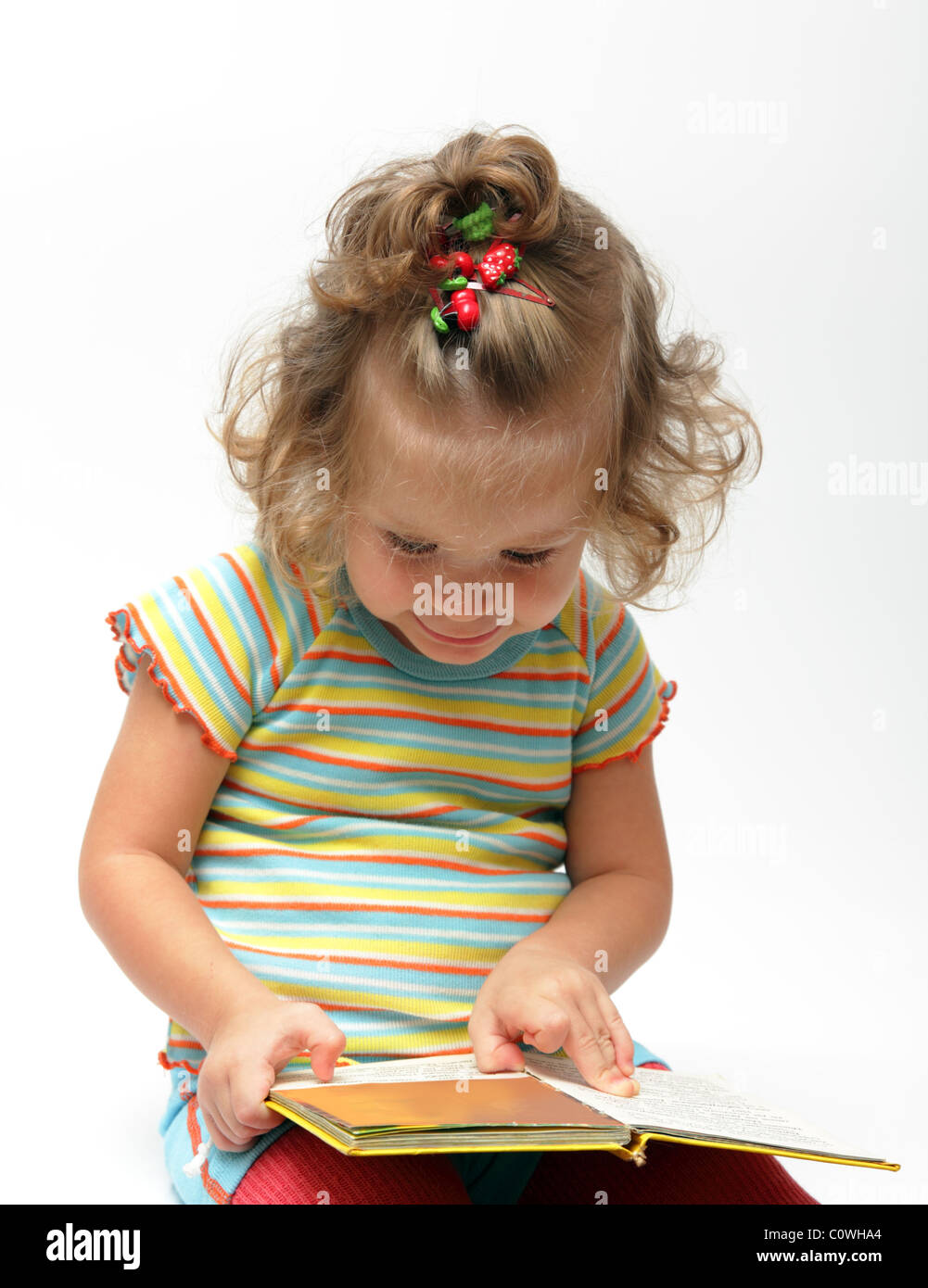 Cute little girl sitting with book Banque D'Images