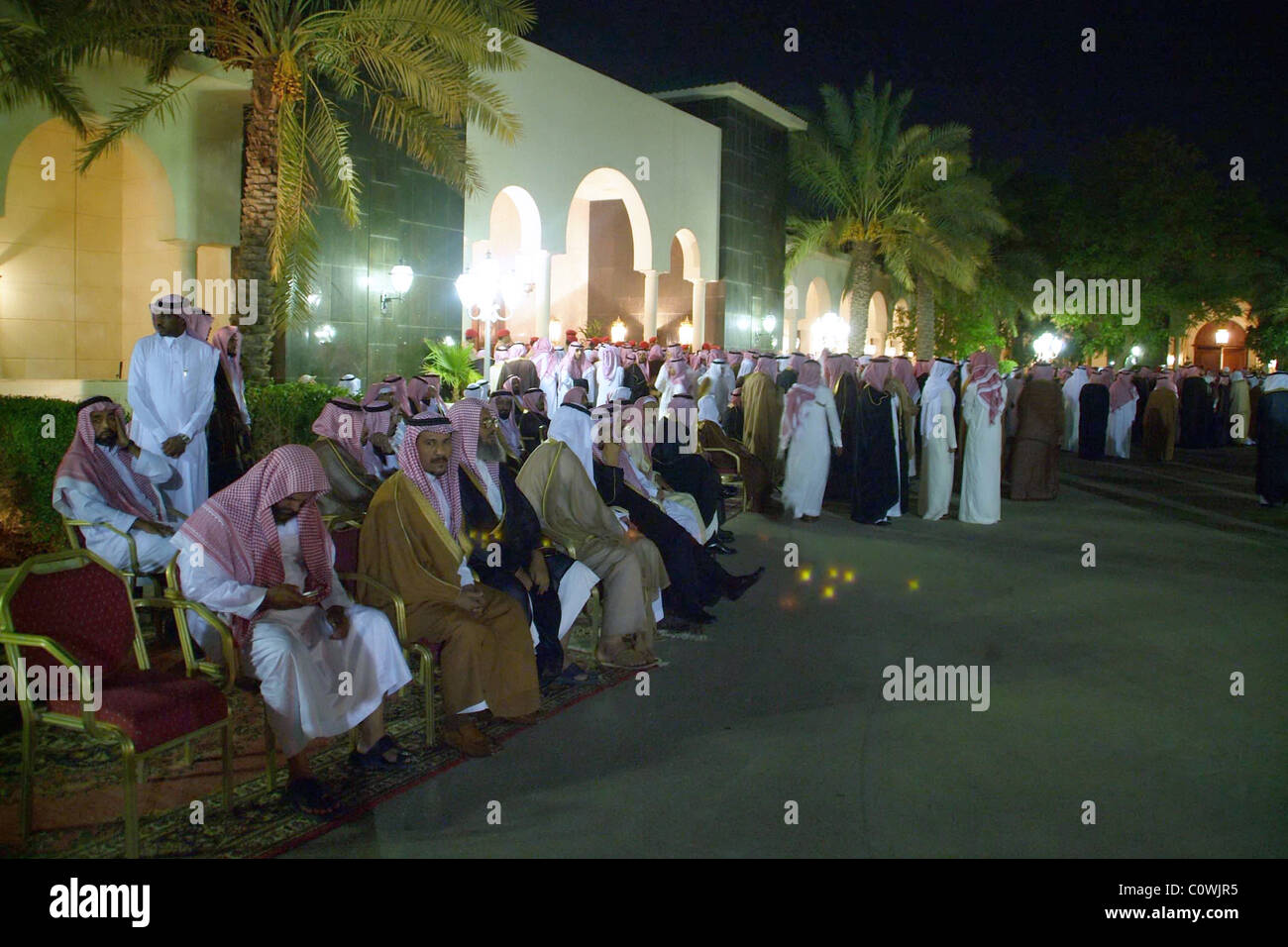 D'attente de l'Arabie pour payer ses condoléances à la mort du Roi Fahd au Palais du Prince Salman. Banque D'Images