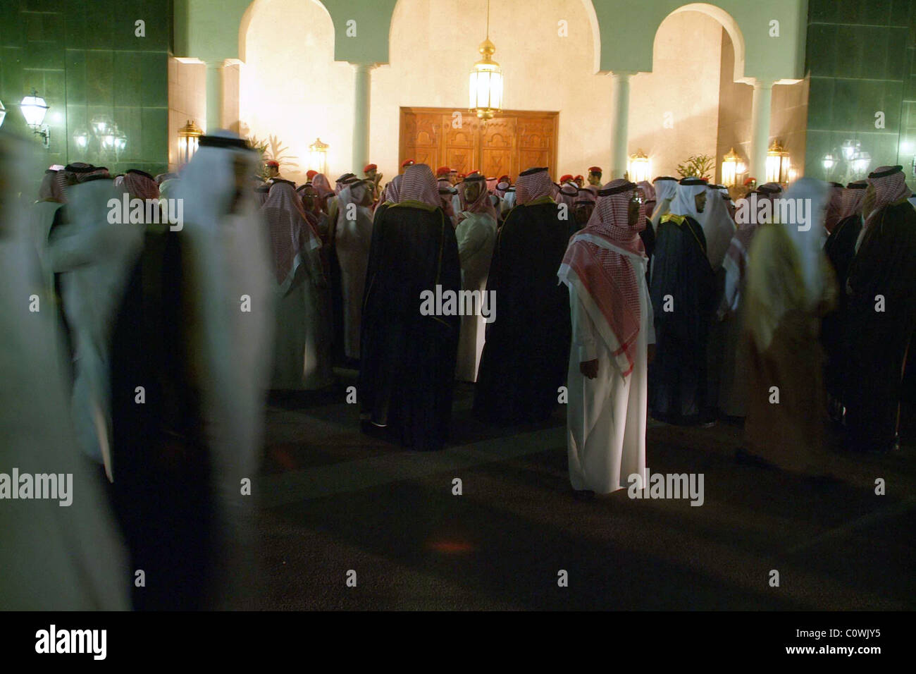 D'attente de l'Arabie pour payer ses condoléances à la mort du Roi Fahd au Palais du Prince Salman. Banque D'Images