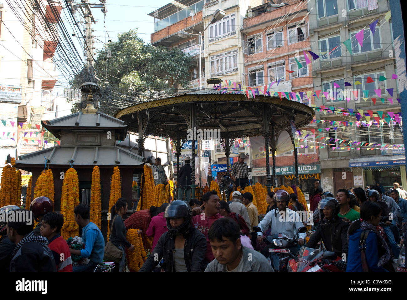 Des guirlandes de fleurs dans le quartier de Thamel, Katmandou, Népal. Banque D'Images