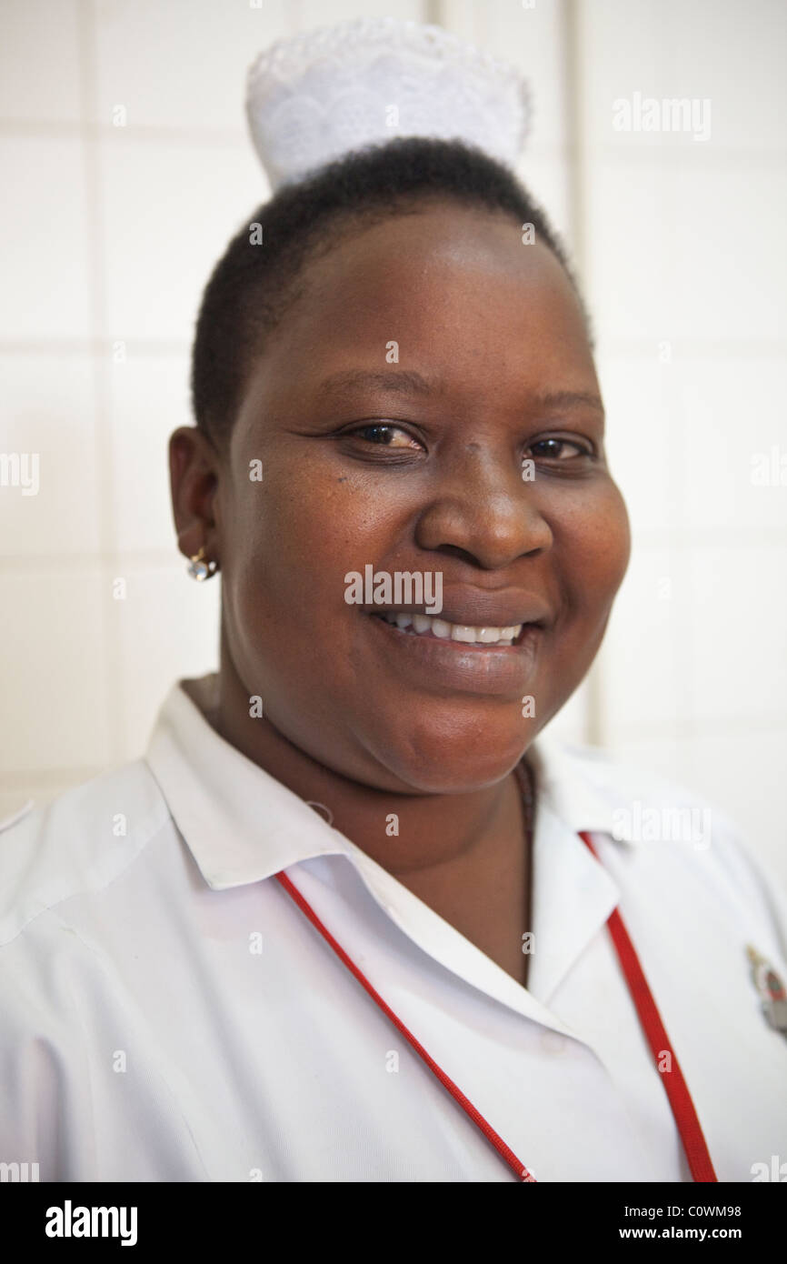 Portrait d'une infirmière - hôpital de Mbale, Ouganda, Afrique de l'Est. Banque D'Images