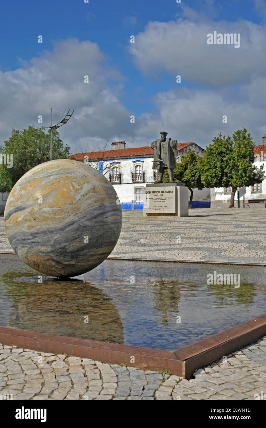 Dispositif de l'eau et statue de Vasco Da Gama, Vidigueira, Alentejo, Portugal Banque D'Images