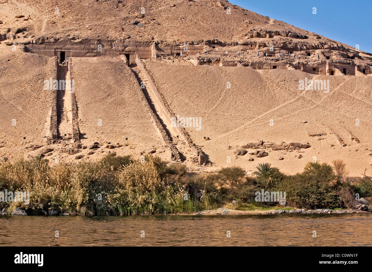 L'Égypte tombes Nobles sont intégrés dans les falaises de grès sur le Nil, près de la ville d'Assouan Banque D'Images