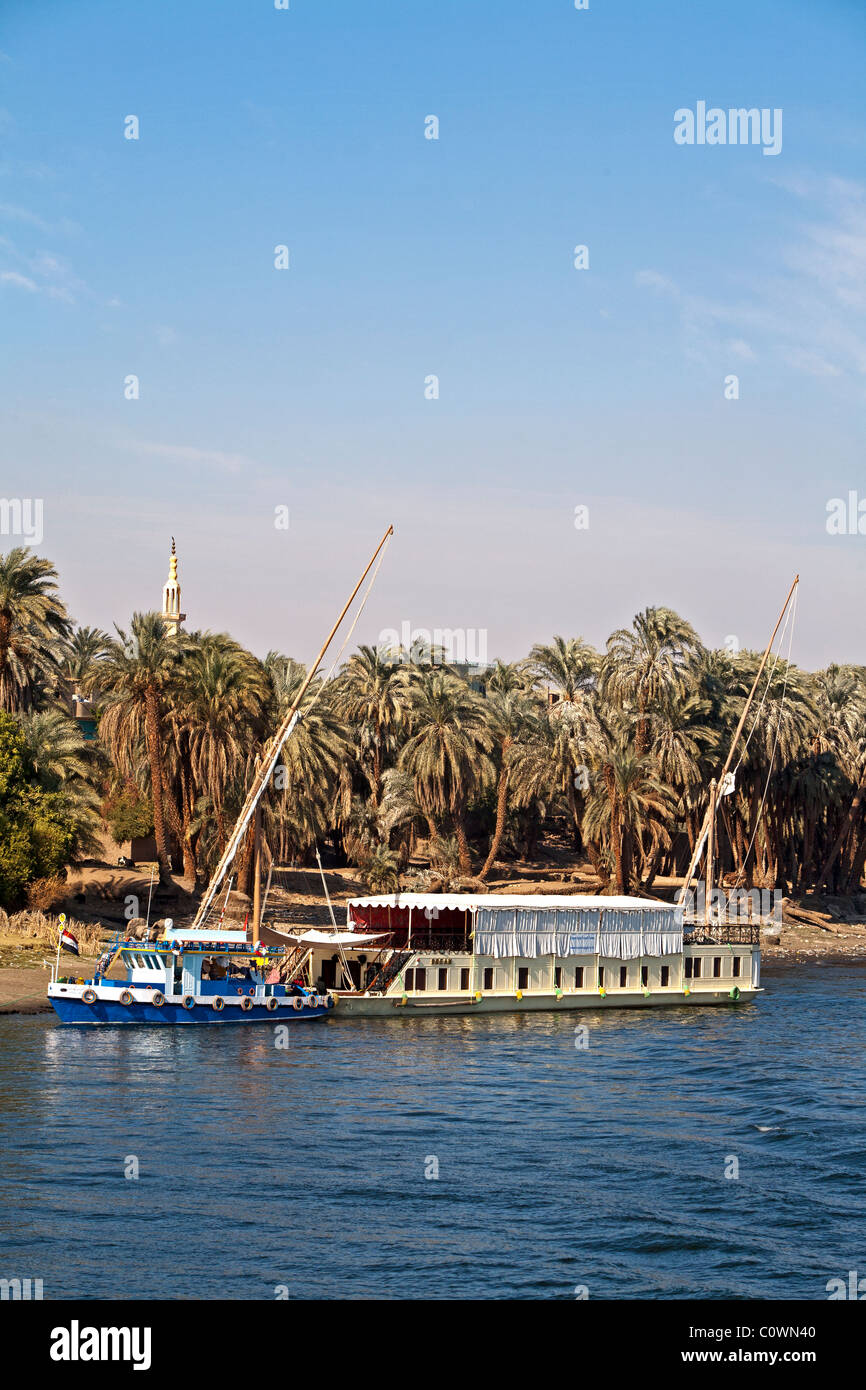 Le Nil a de nombreux types de bateaux qui s'adressent à la population locale Banque D'Images