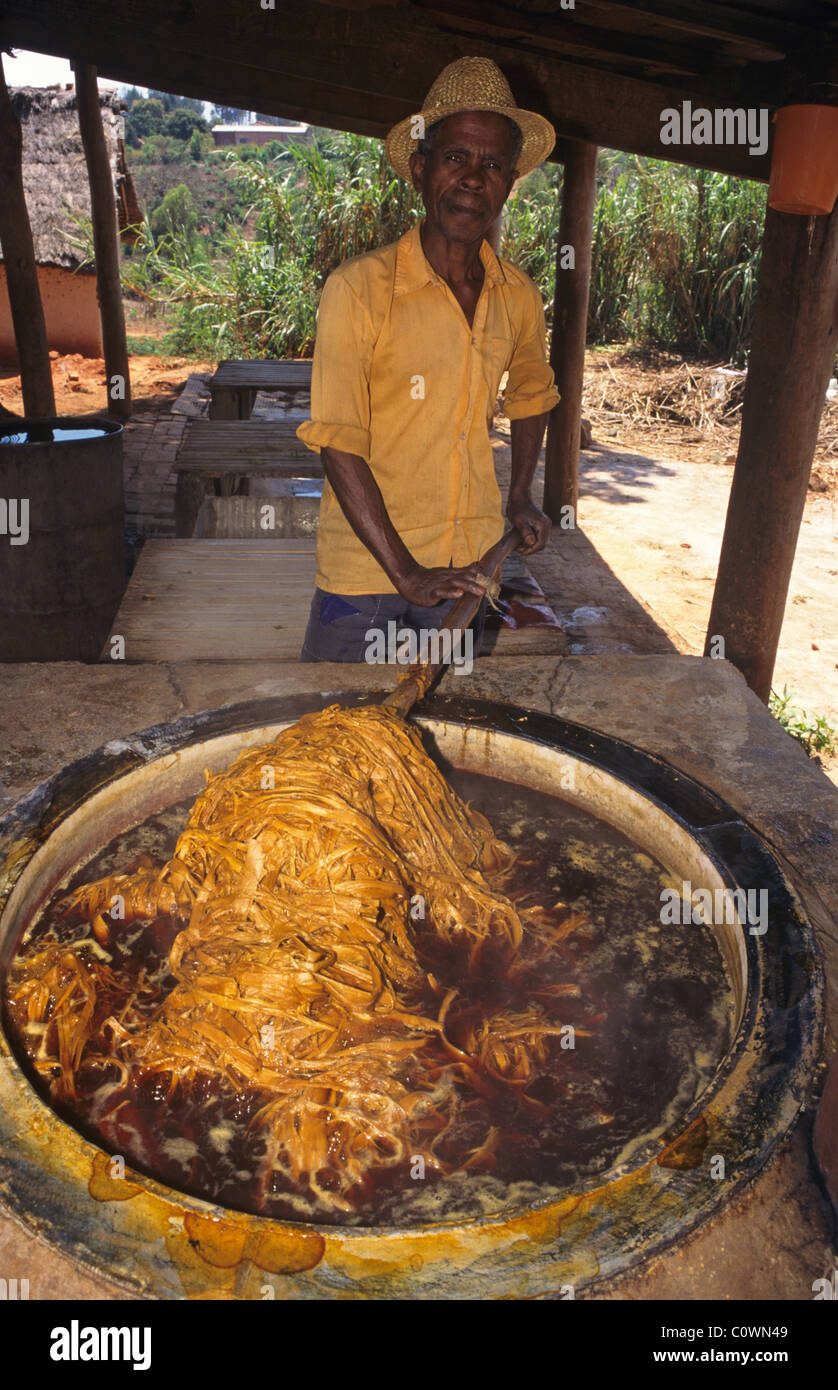 Faire du papier Craft, homme malgache et d'ébullition de pâte de mélange Hand-Made Papier Antaimoro, Ambalavao, Madagascar Banque D'Images