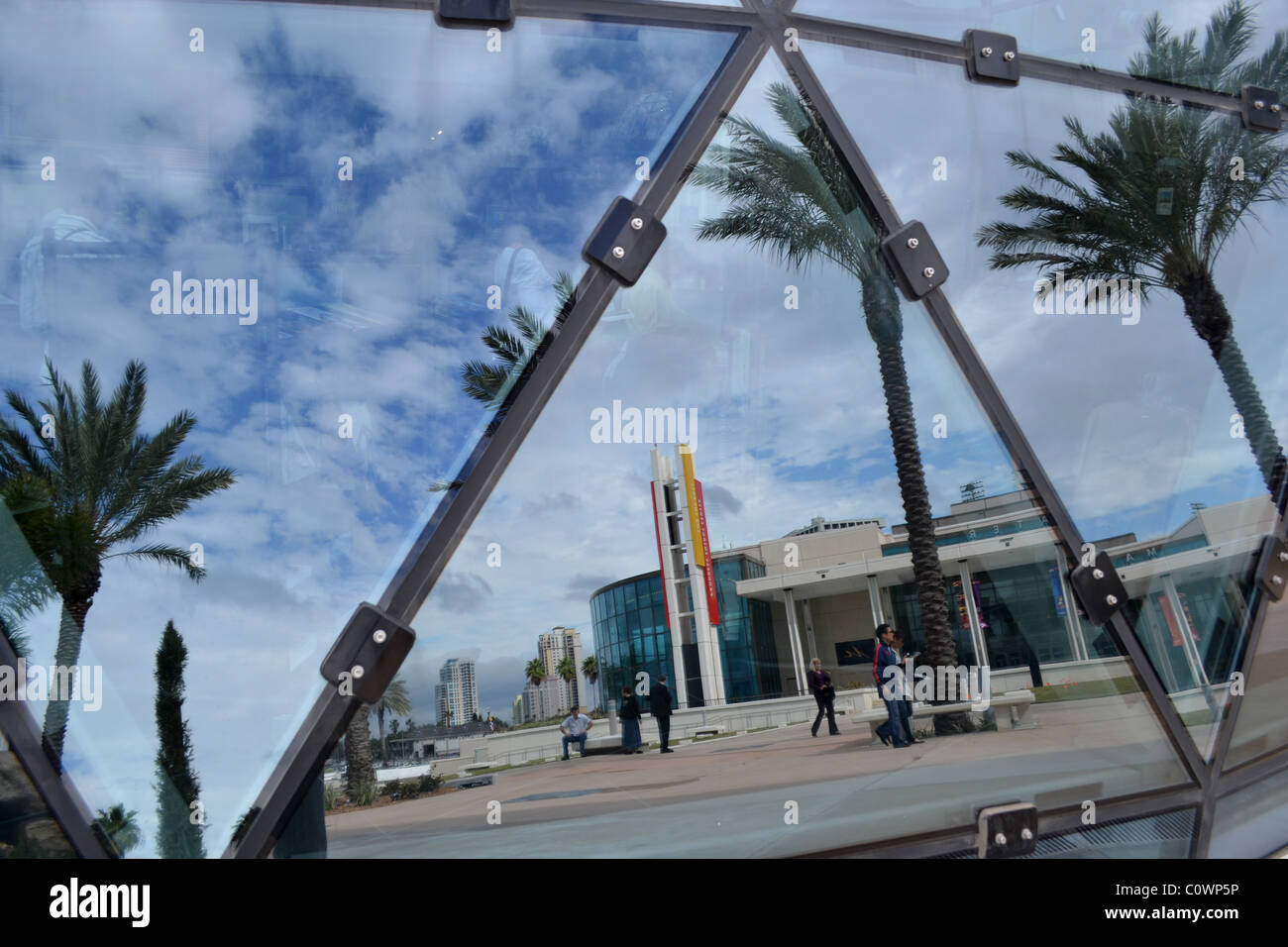 Mur de verre de forme libre le musée de Dali à Saint-Pétersbourg, en Floride reflète Mahaffey Theater Banque D'Images