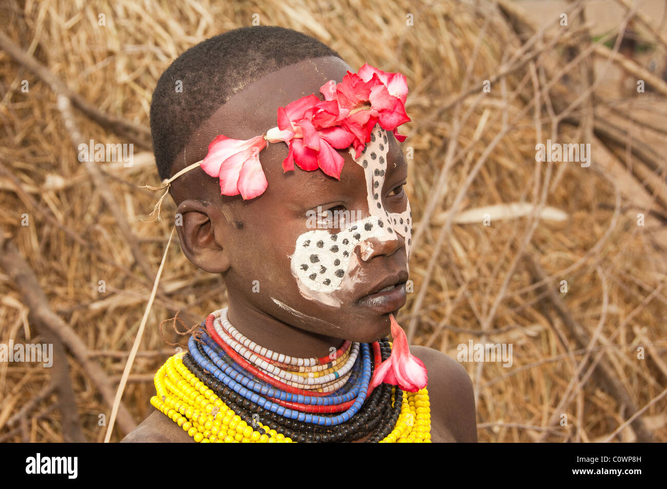 Karo fille avec un bandeau à fleurs, peintures faciales, la vallée de la rivière Omo, dans le sud de l'Éthiopie Banque D'Images