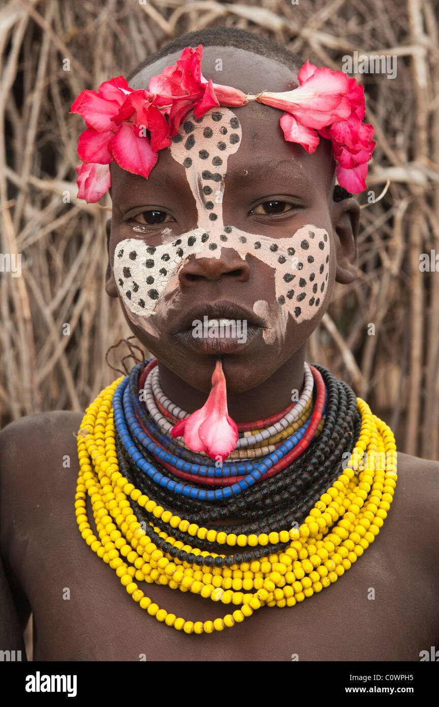 Karo fille avec un bandeau à fleurs, peintures faciales, la vallée de la rivière Omo, dans le sud de l'Éthiopie Banque D'Images