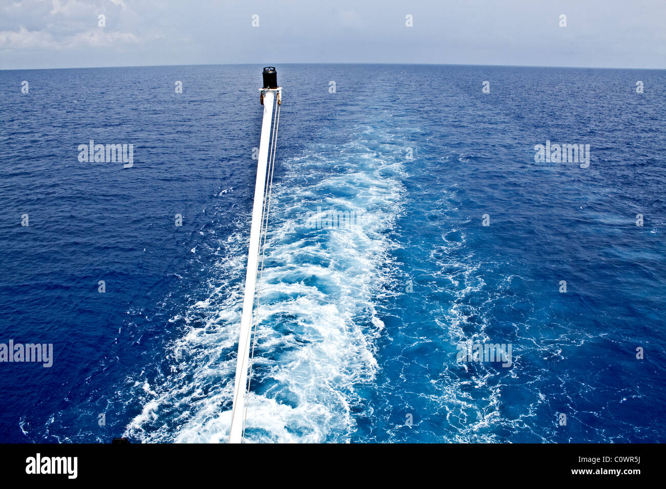 Service derrière un bateau de croisière sur un océan calme Banque D'Images