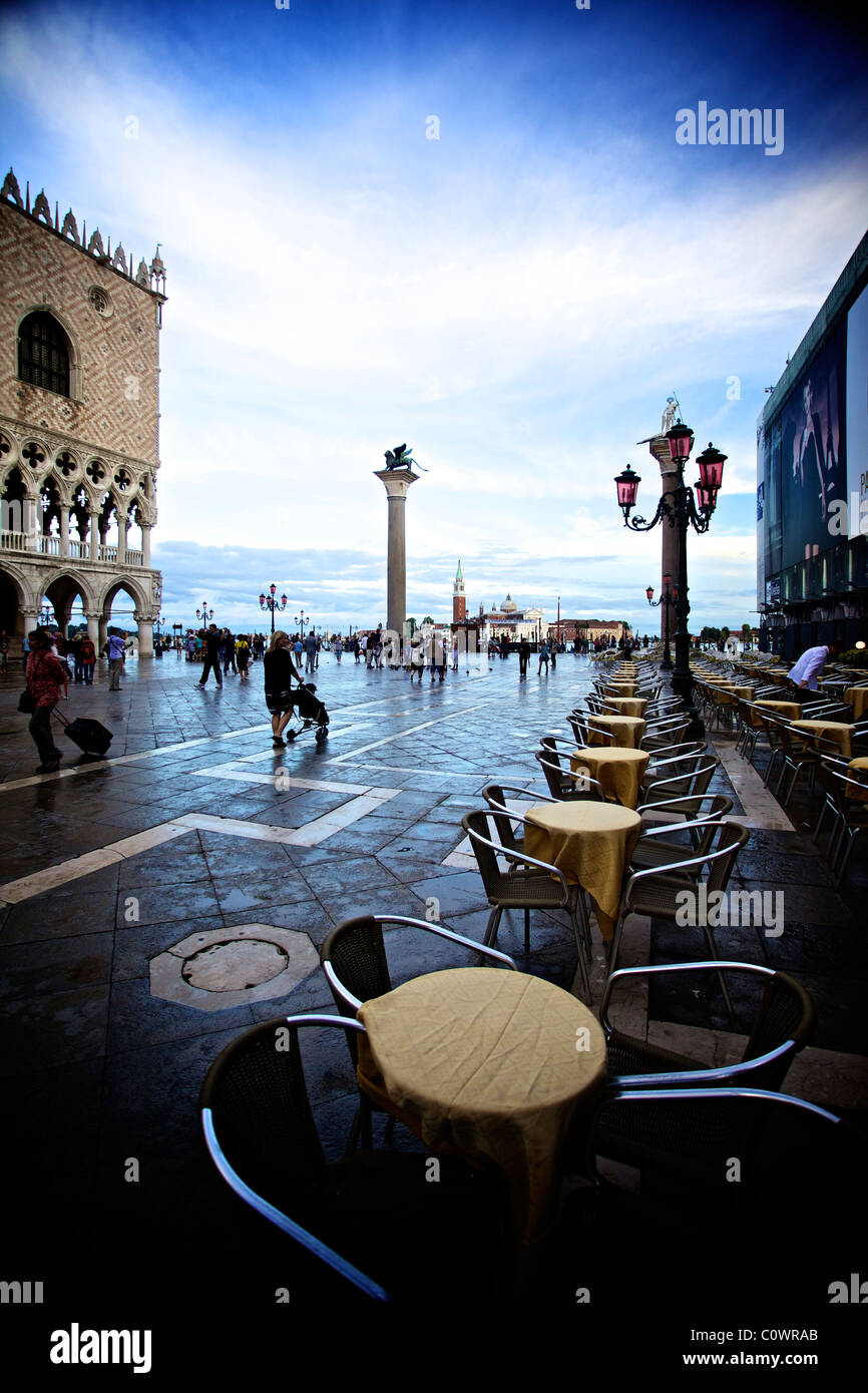 La Place St Marc Piazza, Venise Italie crépuscule des tables et des chaises couleur saturée Banque D'Images