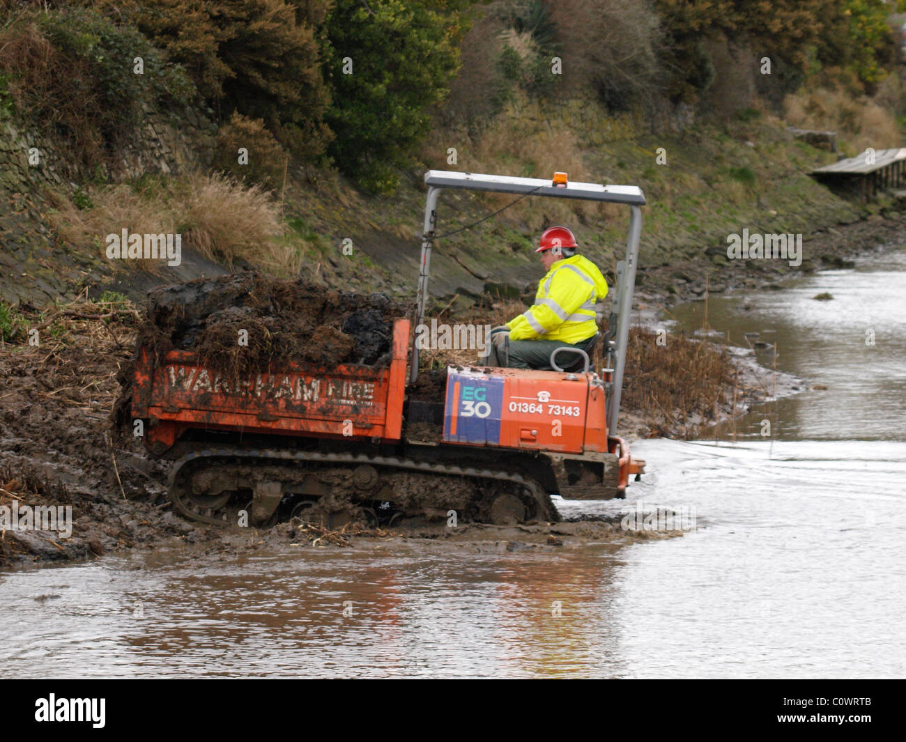 Camion dumper sur chenilles Hitachi la rivière Neet, Bude, Cornwall, UK Banque D'Images