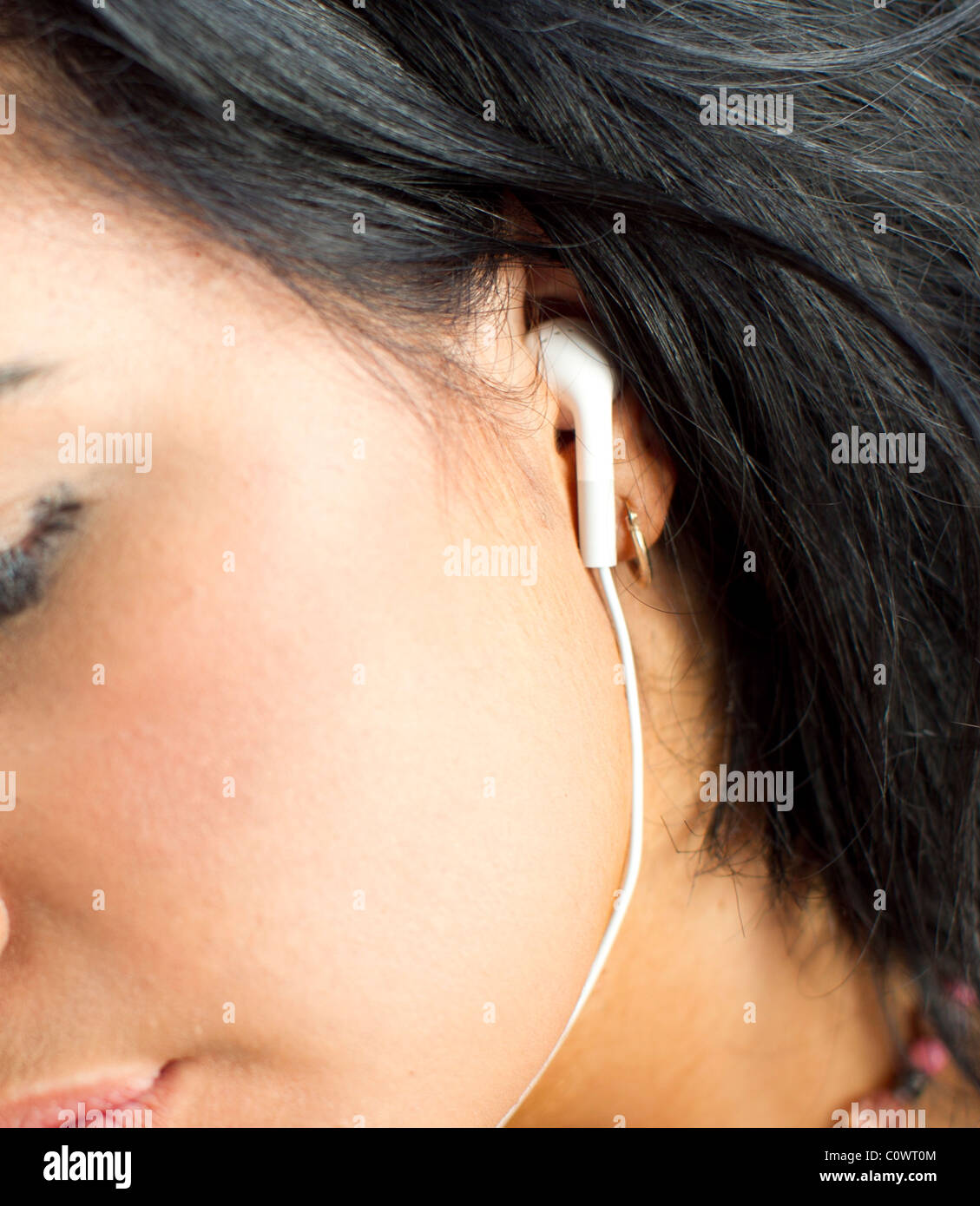 Girl wearing earphones Banque D'Images