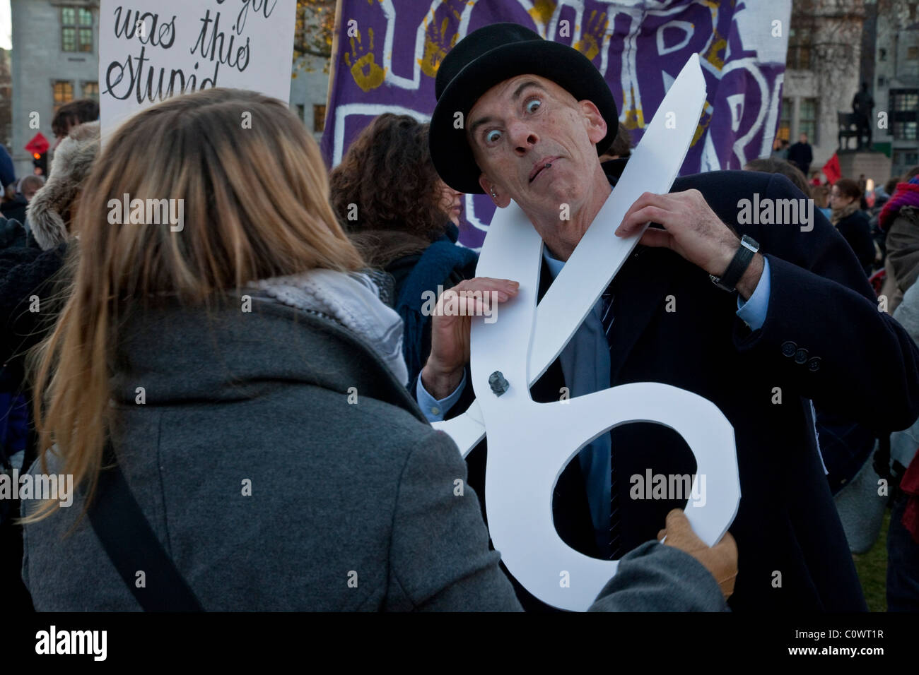 Étudiants qui manifestaient contre les coupes de l'éducation, la place du Parlement, Londres, Angleterre (décembre 2010) Banque D'Images