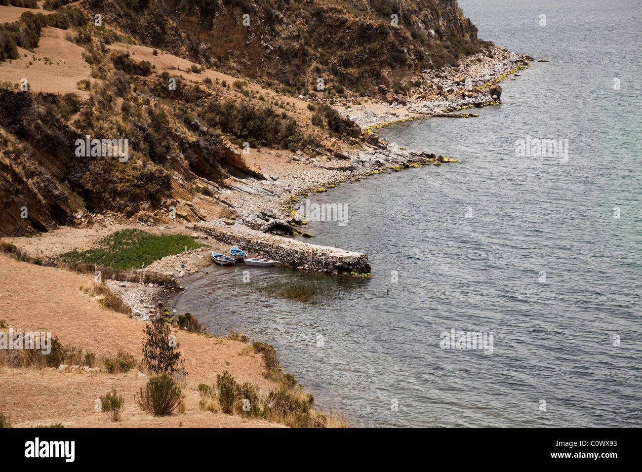 Vues pier et bateaux de pêche sur le lac Titicaca depuis Sun Island, la Bolivie, l'Amérique du Sud. Banque D'Images