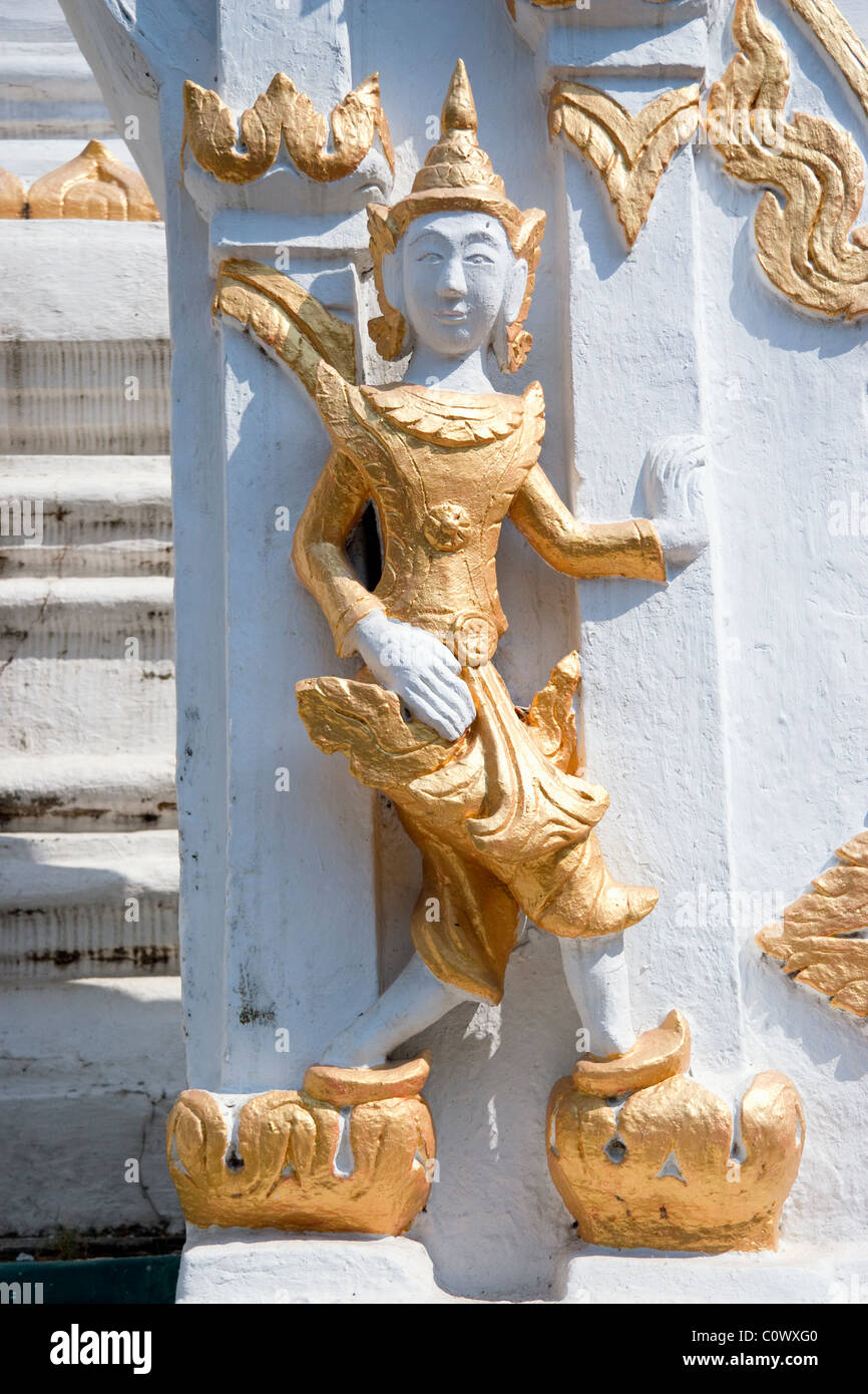 Statue de figure dansante sur balustrade, Wat Mahawan, Chiang Mai, Thaïlande Banque D'Images