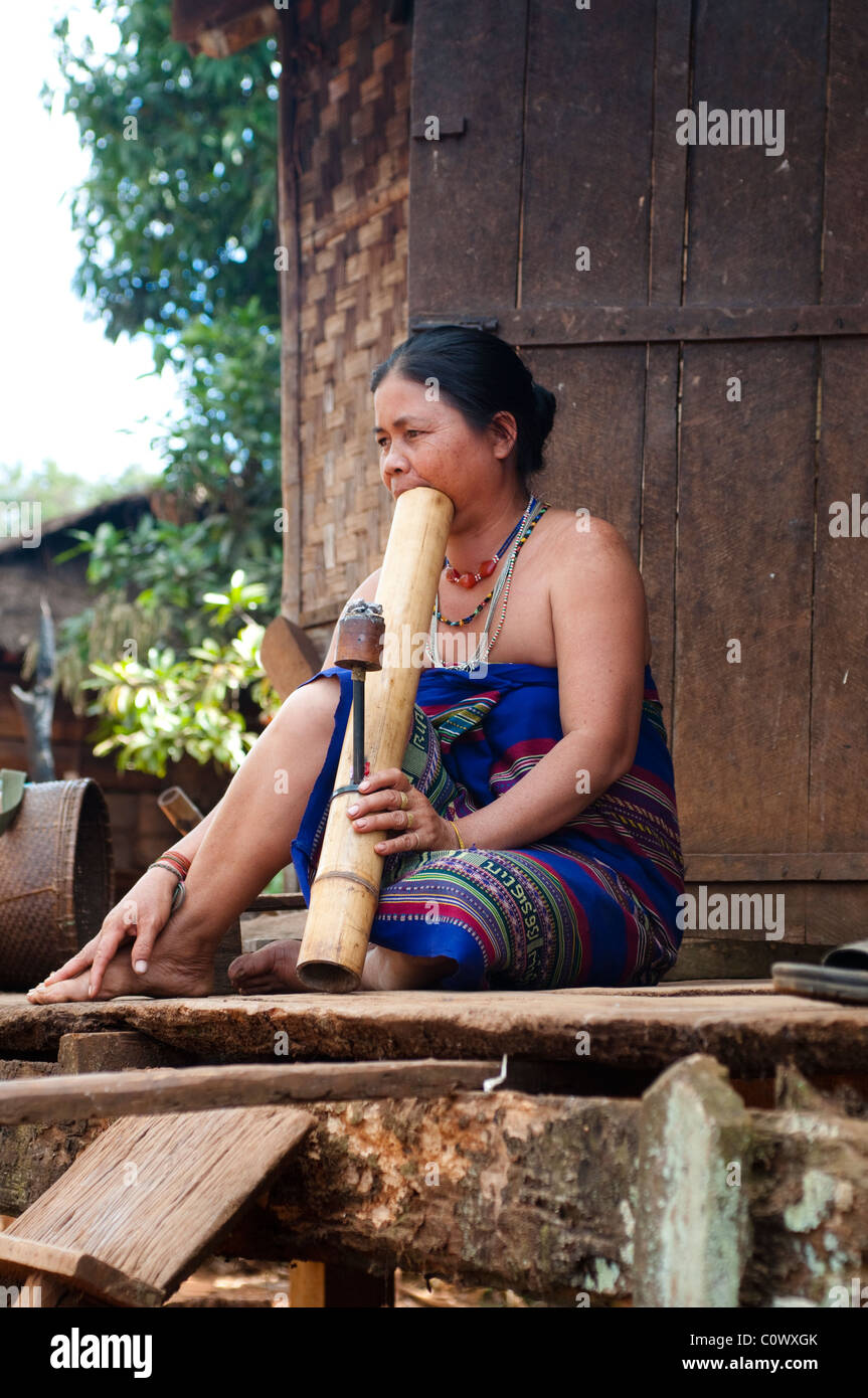 Woman smoking pipe de l'eau, village de la tribu des collines, Plateau des Bolavens, près de Pakxe, Laos Banque D'Images