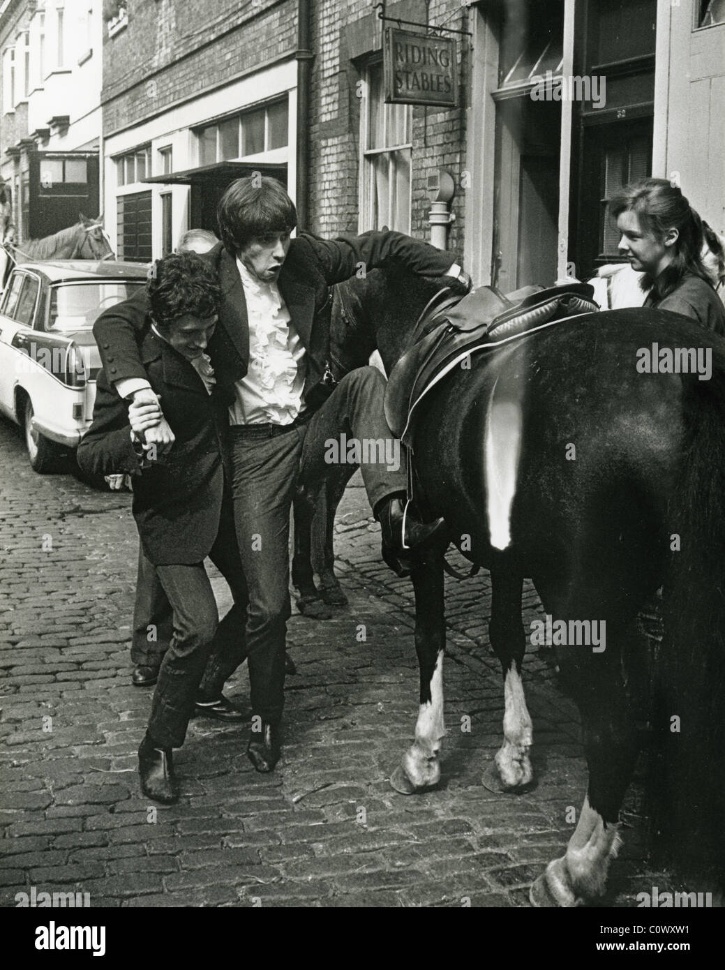 Les KINKS Dave Davies montre comment ne pas monter un cheval en 1966 Banque D'Images