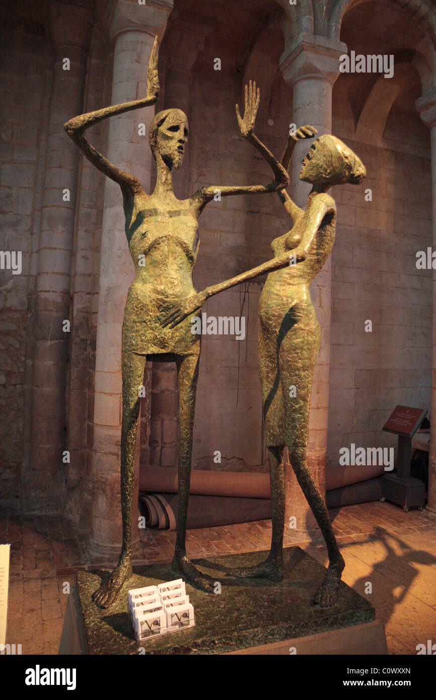 Noli me tangere la sculpture de David Wynne, représentant le Christ et Marie Madeleine, dans la Cathédrale d'Ely, Cambridgeshire, Royaume-Uni. ISO 800 Banque D'Images