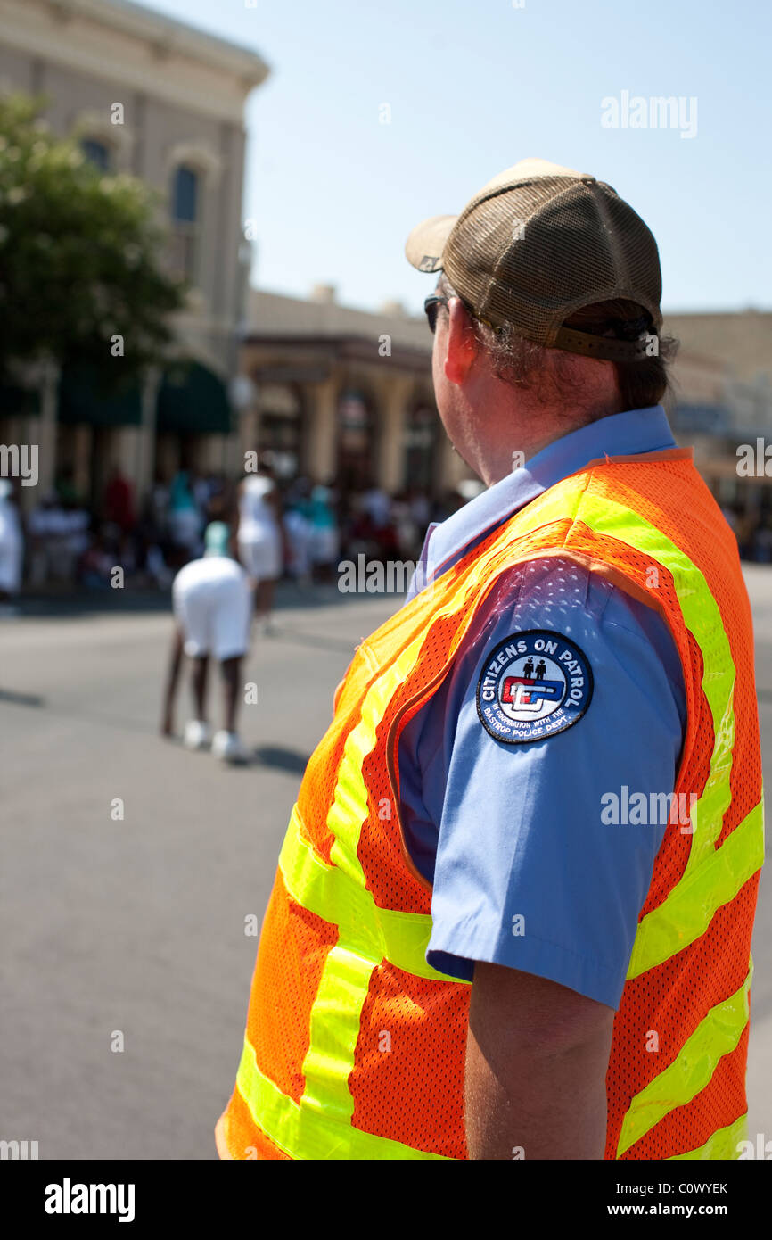 Les patrouilles de citoyens bénévoles en orange et jaune gilet de sécurité  réfléchissant aide la police avec contrôle de la foule lors de parade Photo  Stock - Alamy