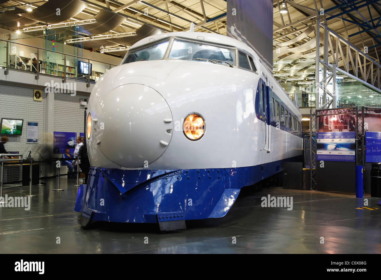 Bullet train japonais dans le National Railway Museum, York, Angleterre, Royaume-Uni Banque D'Images